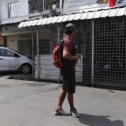 El dueño de un asadero de pollos recibió un tiro.