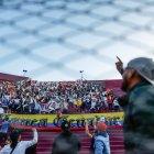 Hinchas de Liga de Quito agradecen la presencia de su hinchada en la semifinales de la Copa Sudamericana entre Defensa y Justicia en Argentina.