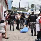 El asesinato ocurrió mientras unos estudiantes salían de clases y otros ingresaban.