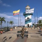 Subiendo los 444 escalones del faro ubicado en el cerro Santa Ana, podrás hallar una escultura de Juan Pueblo y la bandera de Guayaquil.