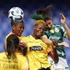 Barcelona (amarillo) cayó ante Palmeiras, en el arranque de la Copa Libertadores Femenina.