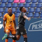 Según el presidente de Libertad, Marlon Granda, Jordan Chillambo (i) se agachó en el gol de Anthony Landázuri.