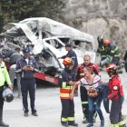 Una señora es atendida por los bomberos capitalinos.