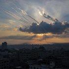 Las Brigadas de Al Qasam, el brazo armado de Hamás lanzan cohetes desde la franja costera de Gaza hacia Israel.