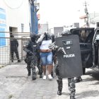 Dos reos de El Inca fueron retirados con alto resguardo tras hallazgo de cadáver.