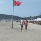 Los turistas llegan a las playas peninsulares.