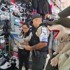 Policías hablan con dueños de negocios para que sepan cómo actuar ante un delito.