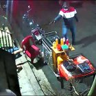 Momento en que un sujeto armado se acerca hacia el ciudadano y le dispara varias veces.