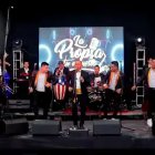 Con la orquesta La Propia, 'meneando el esqueleto' y cantando.