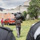 Un agente lleva el coche de la bebita de Karen, en donde fue colocado su cuerpo. Es una de las pruebas que fueron llevadas a la reconstrucción.