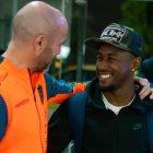 John Yeboah (d) fue recibido en la Casa de la Selección, por el estratega español Félix Sánchez.