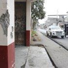 Los pilares de una casa se afectaron por las detonaciones.