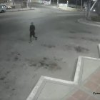 Una cámara de seguridad captó al sujeto, quien es de contextura delgada y piel trigueña.