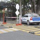 Al conjunto residencial llegaron agentes policiales para investigar este crimen.