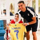 Cristiano Ronaldo abrazando a la pintora Fátima.