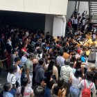 La imagen que se viralizó: cientos de personas intentando ingresar para poder entregar su hoja de vida y tener una entrevista de trabajo.