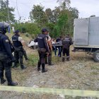 Agentes levantaron el cuerpo de Galo Villamar y el carro quedó volcado a un lado de la vía.