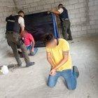 Las víctimas se encontraban atadas de pies y manos. Estaban en una casa rústica.