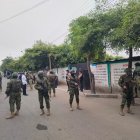 Al menos 20 militares y 10 policías custodian la Unidad Educativa Carlos Pomerio Zambrano, en Canuto, Manabí.