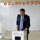Guillermo Lasso acudió su recinto a votar más temprano de lo programado.