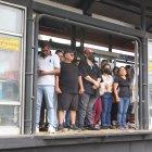 La gente espera casi 30 minutos que pase la Metrovía.
