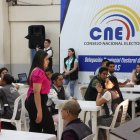 Los miembros de las Juntas Receptoras del Voto empiezan su labor de conteo.