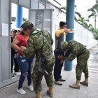 En los recintos electorales de la parroquia Puerto Bolívar, los militares revisaron a todos.