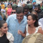 El alcalde llegó junto con Marcela Aguiñaga y Luisa González