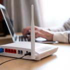 Un router es un dispositivo moderno que te ayuda a recibir y transferir datos e información