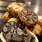 Tiene menos olor, pero provee de más energía que el ajo blanco.