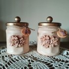 Con un poco de ingenio podrás reutilizar envases de vidrio que te servirán para guardar cosas y decorar el hogar.