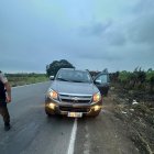 La camioneta quedó en uno de los carriles con el cadáver en su interior.