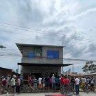 Dos sujetos abordo de una motocicleta dispararon contra un hombre en una tienda.