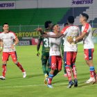 Los jugadores de El Nacional y su festejo tras el gol de Jorge Ordóñez, en el estadio 9 de Mayo de Machala.