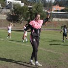 Las jóvenes futbolistas de Ñañas siguen con atención las indicaciones de Mayra Olvera.