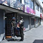 Los policías preguntan a los dueños de locales si han sufrido extorsiones.