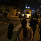 Sobre la acera quedó el cadáver de un hombre, en la 28 y la C, suburbio de Guayaquil.