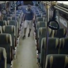 En el vídeo se evidencia dos sujetos que se acercan a la cabina del conductor.