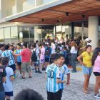 Galápagos es una locura hinchas de Messi fuera del hotel Índigo a la espera que aparezcas Lionel Messi.