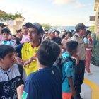 Fuera de un hotel en Galápagos, los fans de Lionel Messi, esperando a ver si era verdad que estaba presente.