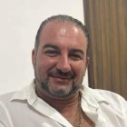 El funcionario fue atacado cuando estaba fuera de su casa.