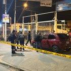 Uno de los cuerpos quedó al interior de un vehículo color rojo que se encontraba afuera del local.