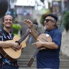 Lucas y Héctor Napolitano decidieron guardar la guitarra que tiene un valor sentimental para ellos.