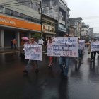 Con carteles, los trabajadores del municipio reclamaron dos meses impagos.