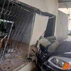 Contra esta vivienda se impactó la camioneta que fue reportada como robada.