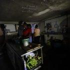 Un local comercial sin energía eléctrica, en Asisclo Garay y 10 de Agosto, Guayaquil.