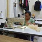 Una costurera debió ponerse a coser a mano durante el corte del suministro.