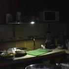 Algunos negocios se las arreglaron como sea para poder atender.