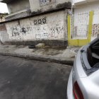 Un carro quedó con el parabrisas trasero roto a consecuencia de los tiros propinados en el sitio.