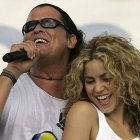 Shakira dejó sin palabras a Carlos Vives cuando apareció en el escenario para acompañarlo a cantar La bicicleta.